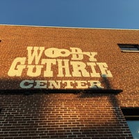 Das Foto wurde bei Woody Guthrie Center von Caitlin C. am 9/3/2016 aufgenommen