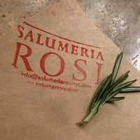 รูปภาพถ่ายที่ Salumeria Rosi โดย Caitlin C. เมื่อ 6/12/2022