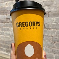 Foto tomada en Gregorys Coffee  por Caitlin C. el 12/17/2022