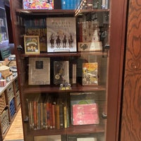 Foto scattata a Housing Works Bookstore Cafe da Caitlin C. il 9/24/2022
