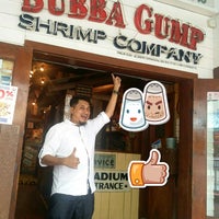 Photo taken at Bubba Gump Shrimp Co. by Jomey A. on 10/4/2017