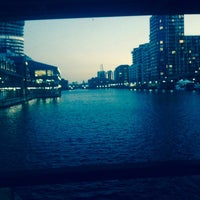 Photo taken at Thames Path Canary Wharf by Nilgün Ö. on 4/11/2015