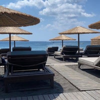 Das Foto wurde bei Fougaro Beach Bar Restaurant Santorini von R am 7/10/2022 aufgenommen