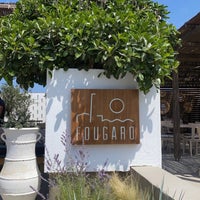 Foto tirada no(a) Fougaro Beach Bar Restaurant Santorini por R em 7/10/2022