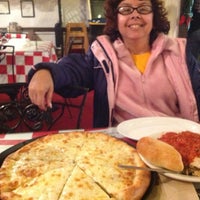 Photo prise au Greek&amp;#39;s Pizzeria - The Village par Kinsey S. le12/5/2012