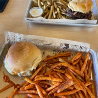 Foto scattata a MOOYAH Burgers, Fries &amp;amp; Shakes da Natalie M. il 3/5/2023