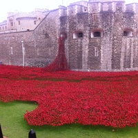 Photo taken at Blood Swept Lands and Seas of Red - Tower of London WW1 Poppy Memorial by Shannon U. on 9/1/2014