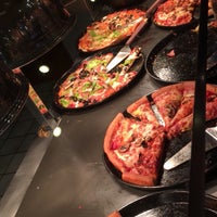 5/7/2017 tarihinde Jamie A.ziyaretçi tarafından Shakey&amp;#39;s Pizza Parlor'de çekilen fotoğraf