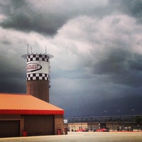 รูปภาพถ่ายที่ Auto Club Speedway โดย JP P. เมื่อ 5/8/2013