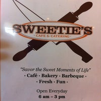 Foto scattata a Sweetie&#39;s Cafe &amp; Catering da Debby A. il 10/9/2012