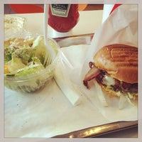 รูปภาพถ่ายที่ Burger Creations โดย Derek D. เมื่อ 8/24/2014