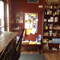 รูปภาพถ่ายที่ Revolutionary Lounge โดย Gwen N. เมื่อ 6/14/2012