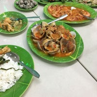 Photo taken at Bola Seafood &amp;quot;Acui&amp;quot; by David J. on 5/26/2017