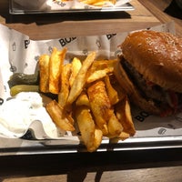 Foto tomada en B.O.B Best of Burger  por Melanie el 1/16/2022