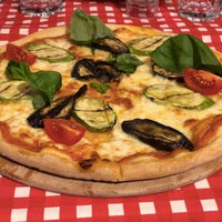 รูปภาพถ่ายที่ Pizzeria La Vista โดย Gökhan K. เมื่อ 3/9/2018