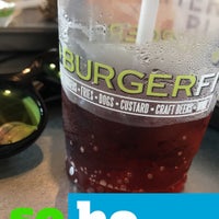 Foto diambil di BurgerFi oleh Leena pada 8/8/2018
