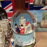 รูปภาพถ่ายที่ Британские сувениры / British Souvenirs โดย Vitaly เมื่อ 9/16/2013