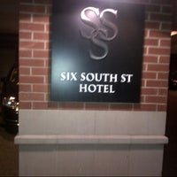 Das Foto wurde bei Six South Street Hotel von Leah D. am 4/6/2013 aufgenommen
