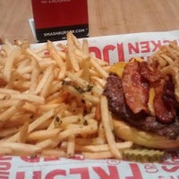 Photo taken at Smashburger by Ale B. on 2/12/2015