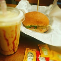 10/7/2015にKatia F.がYoung Burgerで撮った写真
