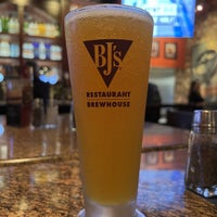 Photo taken at BJ&amp;#39;s Restaurant &amp;amp; Brewhouse by Michael G. on 3/27/2022