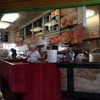 Foto scattata a Tom&amp;#39;s #1 World Famous Chili Burgers da Bobby S. il 12/4/2013