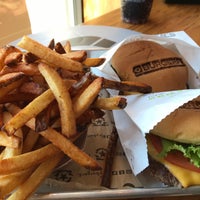 9/24/2017 tarihinde Rob F.ziyaretçi tarafından BurgerFi'de çekilen fotoğraf