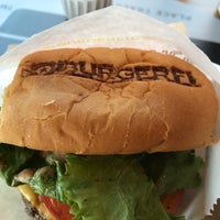 10/22/2017 tarihinde Rob F.ziyaretçi tarafından BurgerFi'de çekilen fotoğraf