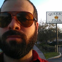Photo prise au Queen&amp;#39;s Pizza &amp;amp; Restaurant par Justin D. le2/11/2013