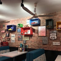 Foto tomada en The Old Garage Cafe &amp;amp; Hamburger  por Fatih B. el 11/4/2017