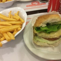 Foto diambil di Garota Paulista Burger &amp;amp; Salad oleh Eliza H. pada 4/1/2015