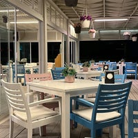 Das Foto wurde bei Q Beach Restaurant Lounge von Elena M. am 10/9/2022 aufgenommen