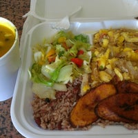 Foto tomada en Wi Jammin Caribbean Restaurant  por Bert el 2/17/2013