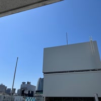 Photo taken at 新宿マルイメン 屋上 by 美しい 日. on 4/9/2023