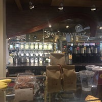 Foto tomada en Sweetwaters Coffee &amp;amp; Tea Kerrytown  por Robert B. el 12/27/2018