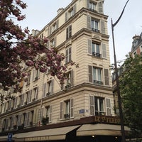 Photo taken at Hôtel Étoile Saint-Ferdinand by Tamer E. on 4/27/2013