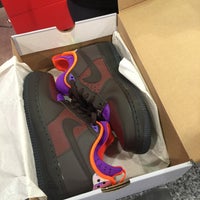 Photo taken at House of Hoops by Foot Locker by Abdul S. on 12/24/2014