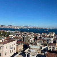 Foto scattata a Georges Hotel Roof Terrace da Hülya K. il 9/8/2022
