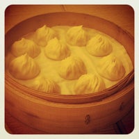 Photo taken at 鼎泰豐 Din Tai Fung by Sophia W. on 6/14/2013