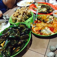 Photo taken at Ikan Bakar &amp;amp; Sea Food Muara Angke by Zoey A. on 11/22/2016