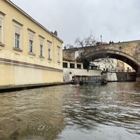 Foto diambil di Prague Venice Boat Trips - Pražské Benátky oleh Sydney R. pada 4/27/2023