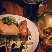 รูปภาพถ่ายที่ Gold Skull Burger &amp;amp; Grill โดย Raphael เมื่อ 6/23/2013