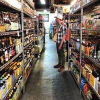 รูปภาพถ่ายที่ New Beer Distributors โดย Gerald S. เมื่อ 5/16/2013