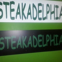 รูปภาพถ่ายที่ Steakadelphia โดย Paul T. เมื่อ 4/28/2013