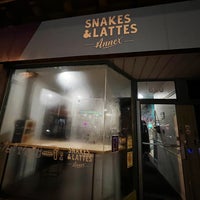 Foto scattata a Snakes &amp;amp; Lattes da Betty C. il 1/28/2024