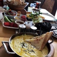 รูปภาพถ่ายที่ Çimen Pasta &amp;amp; Cafe โดย Büş Ra เมื่อ 9/17/2019