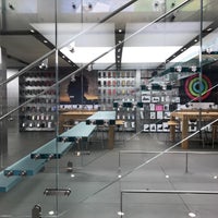 Photo taken at Apple Bahnhofstrasse by Diogo C. on 9/13/2017