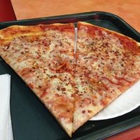 5/23/2013 tarihinde Betty B.ziyaretçi tarafından Phil&amp;#39;s Pizza'de çekilen fotoğraf