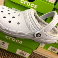 does famous footwear have crocs