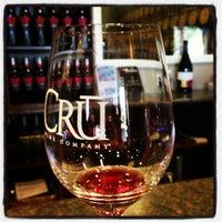Photo prise au Cru Winery Company par Nicole D. le10/14/2012